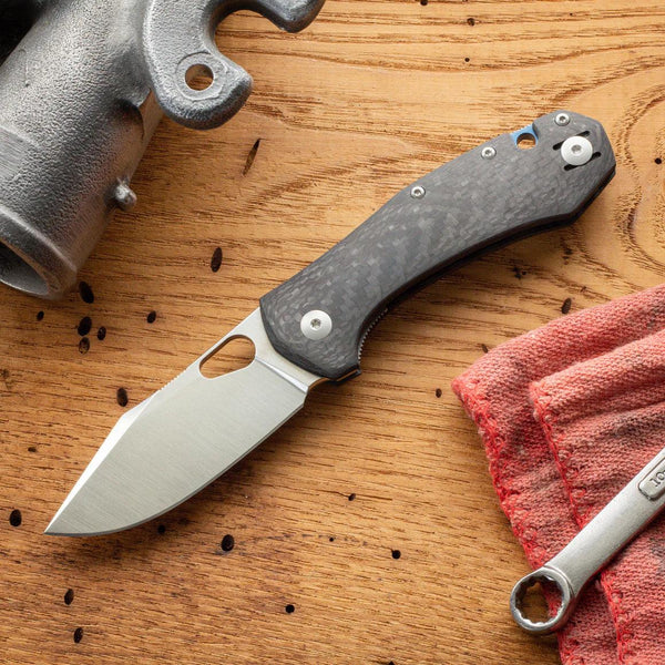 Giant Mouse ACE Atelier “Mini-Grand” Carbon Fiber Satin Elmax - Knives.mx