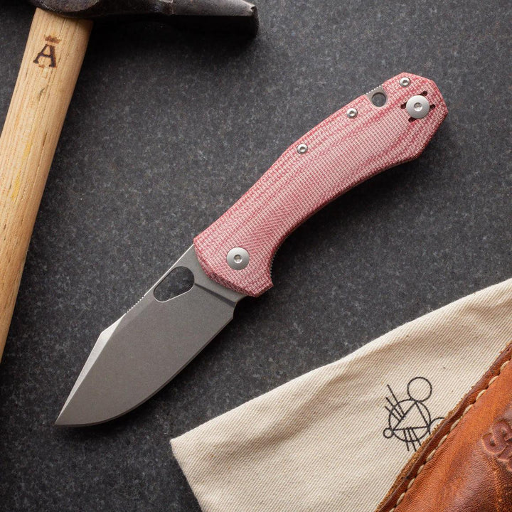 Giant Mouse ACE Atelier “Mini-Grand” Red Canvas Micarta Stonewash Elmax - Knives.mx