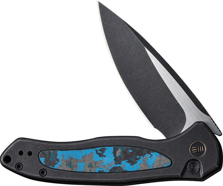 We Knife Co Ltd Kitefin Button Lock Black SW Titanium w Arctic Storm Fat Carbon Inlay Black SW & Satin CPM-20CV - Knives.mx