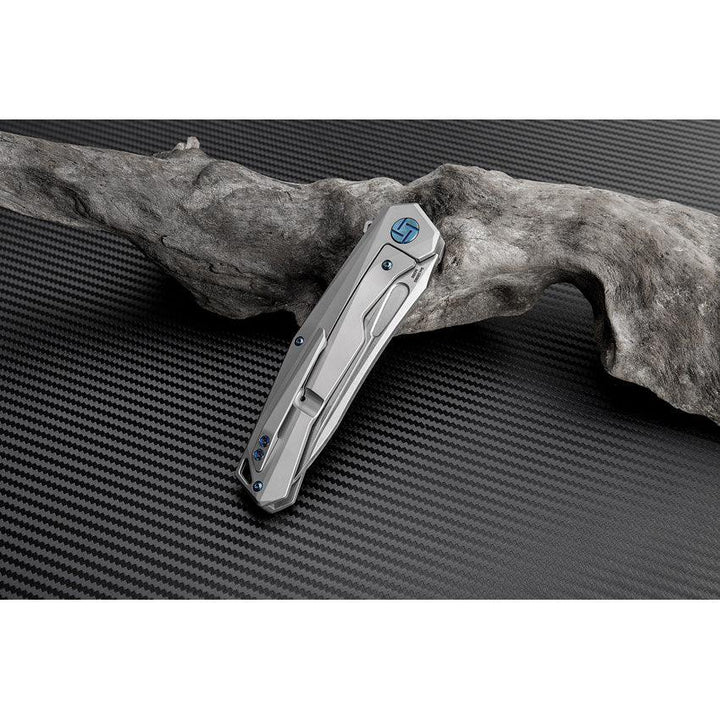Artisan Cutlery Zumwalt Framelock Gray Anodized Titanium Satin Bohler M390 - Knives.mx