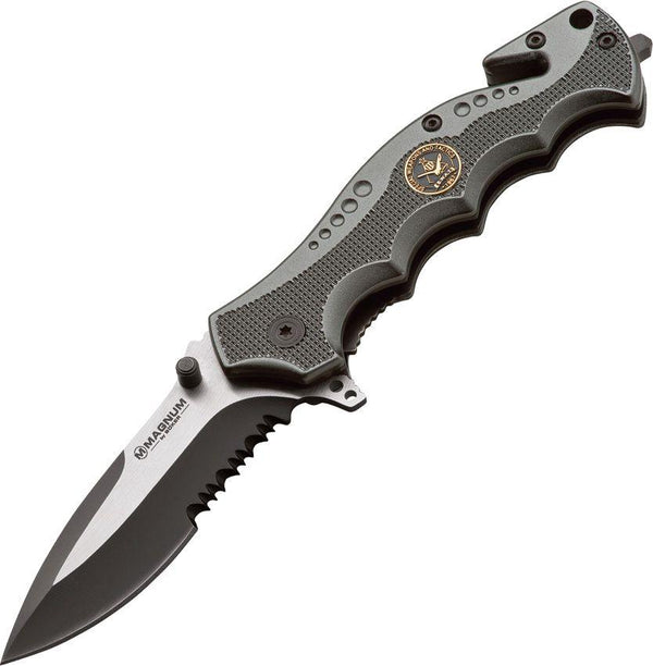 Boker Magnum Hero Linerlock Gray Checkered Aluminum Serrated 440 Stainless - Knives.mx