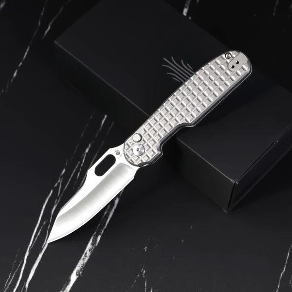 Kizer Cutlery Cormorant Button Lock Gray Sculpted Titanium Satin CPM-20CV - Knives.mx
