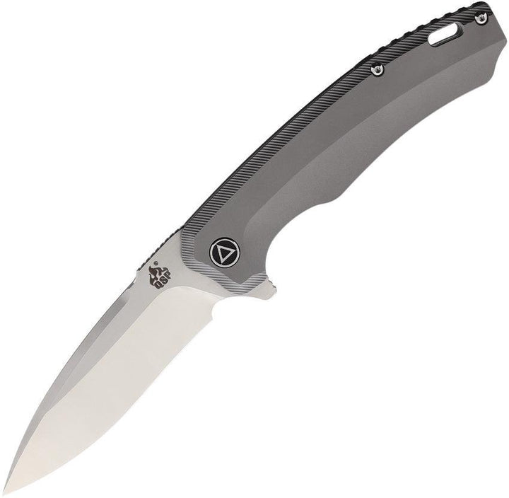 QSP Knife Woodpecker Framelock Gray Anodized Titanium Bohler M390 - Knives.mx