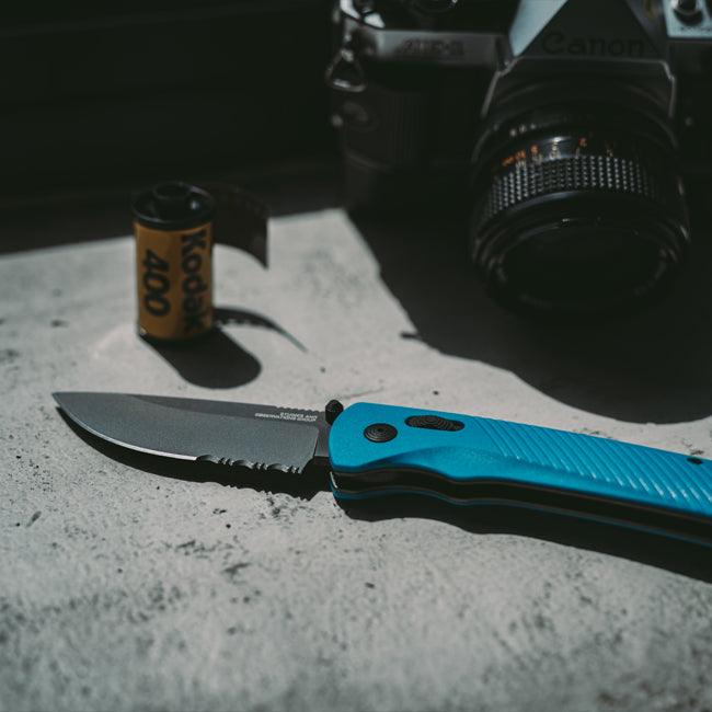 SOG Flash MK3 AT-XR Lock A/O Blue GRN Serrated Cryo D2 - Knives.mx