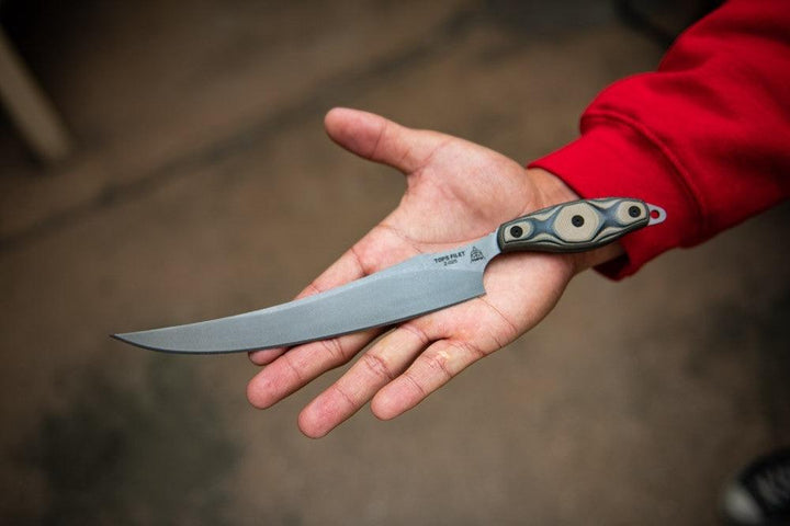 TOPS Knives Filet Tan/Black SureTouch G10 Tumble 154CM - Knives.mx