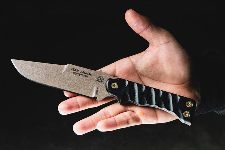 TOPS Knives Team Jackal Survivor Black G10 Rocky Mountain Tread Coyote Tan 1095HC - Knives.mx