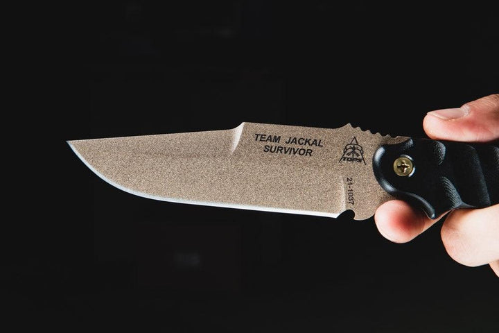 TOPS Knives Team Jackal Survivor Black G10 Rocky Mountain Tread Coyote Tan 1095HC - Knives.mx