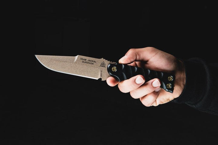 TOPS Knives Team Jackal Survivor Black G10 Rocky Mountain Tread Coyote Tan 1095HC - Knives.mx