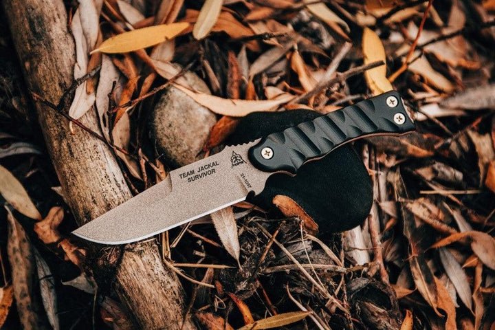 TOPS Knives Team Jackal Survivor Black G10 Rocky Mountain Tread Coyote Tan 1095HC - Knives.mx