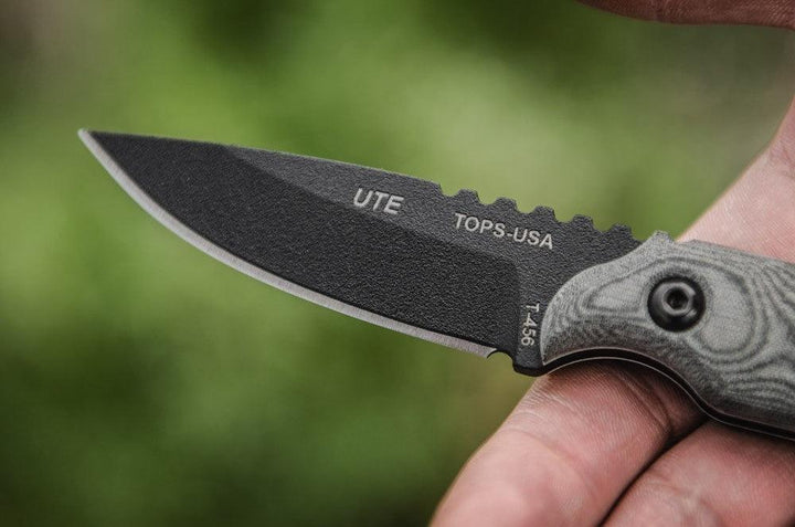TOPS Knives UTE-Utility Tool Edged Black Linen Micarta Black Coating 1095HC - Knives.mx